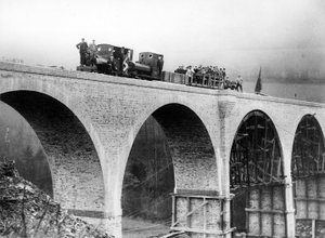 Viaducto Chelfam en construcción, c.1897 de English Photographer